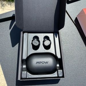 Wireless earbuds with charging case